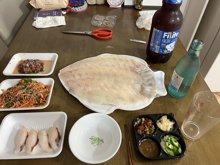 일상) 광어 대자를 시키면 육회, 초밥, 회무침이 서비스_1.jpg