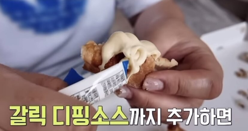 피자 시킬때 갈릭디핑소스 54개 추가하는 여자_11.jpg