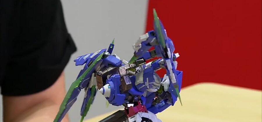 메탈빌드 더블오 퀀터 풀세이버(MG) 포즈잡아보기_13.jpg