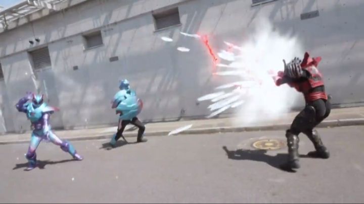 [가면라이더 리바이스] 파워 인플레에 밀려난 폼이 활약하다_16.jpg