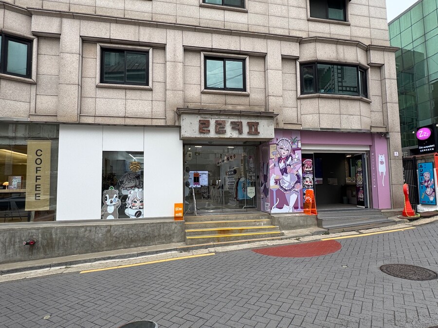 명동의 최첨단 IT 기술과 최고급 커피가 있는 카페_2.jpg