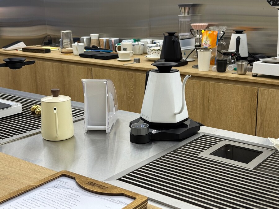 명동의 최첨단 IT 기술과 최고급 커피가 있는 카페_29.jpg