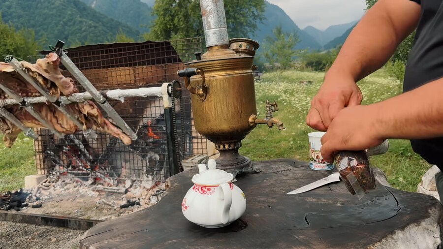 1200파운드(544kg) 황소 통째로 굽는 유튭 썸네일_3.png