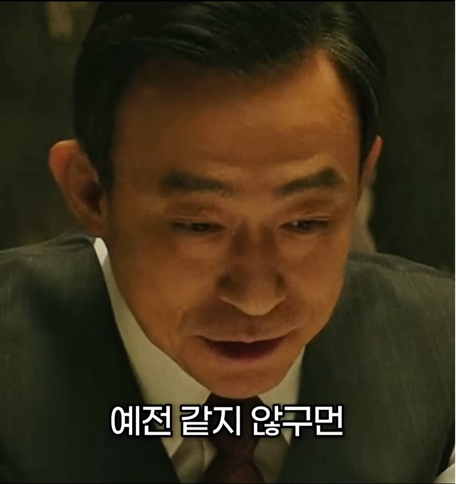 남산의 부장들) 막사 장면_4.png
