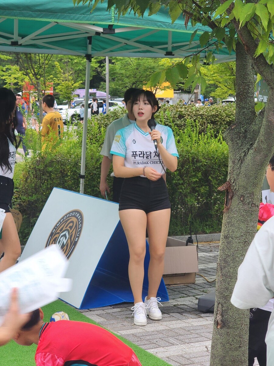 푸라닭 치킨 홍보하는 누나...jpg_2.jpg