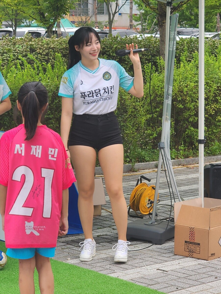 푸라닭 치킨 홍보하는 누나...jpg_10.jpg