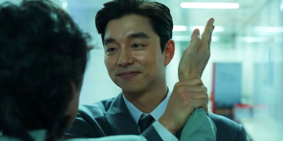 오징어게임 시즌1 때 딱지남을 본 양키들 의외의 반응.ddakji_1.jpg