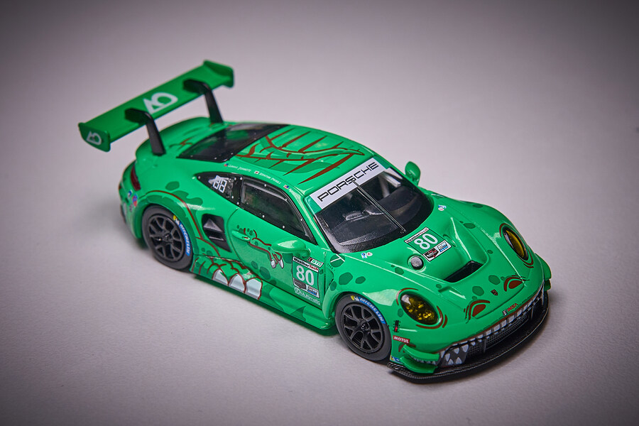 1:64 MiniGT Porsche 911 2023 IMSA_8.jpg