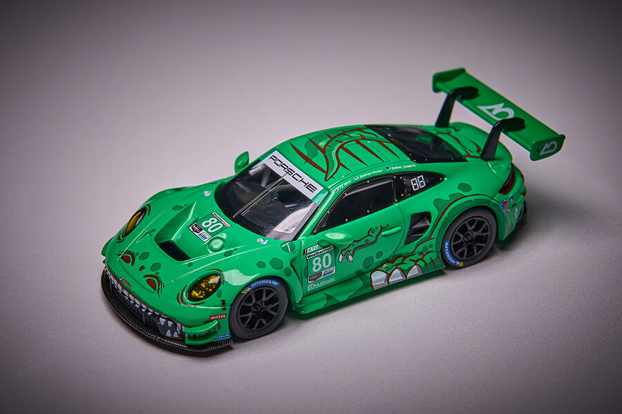 1:64 MiniGT Porsche 911 2023 IMSA_10.jpg