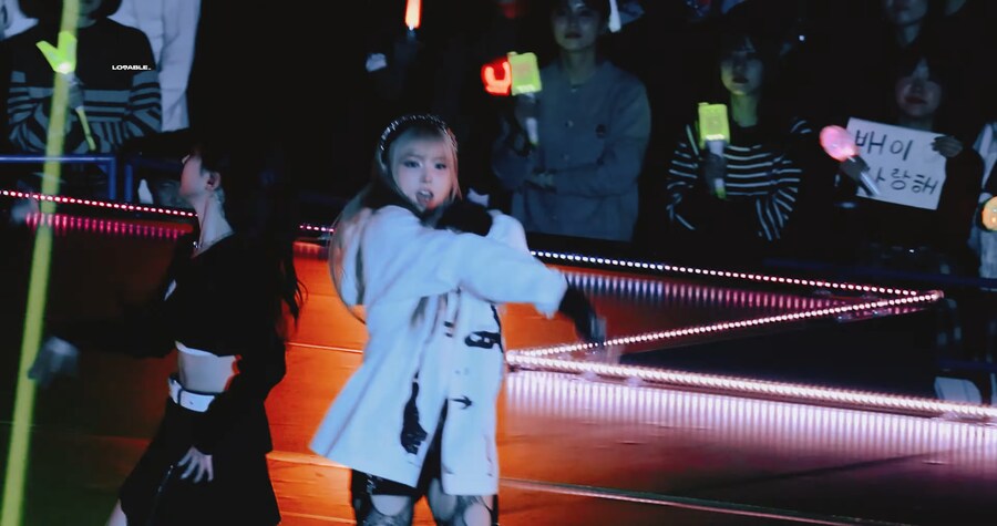 어느 아이돌의 일상과 무대 위의 모습.jpg_3.png