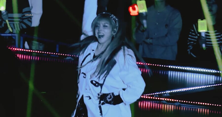 어느 아이돌의 일상과 무대 위의 모습.jpg_4.png