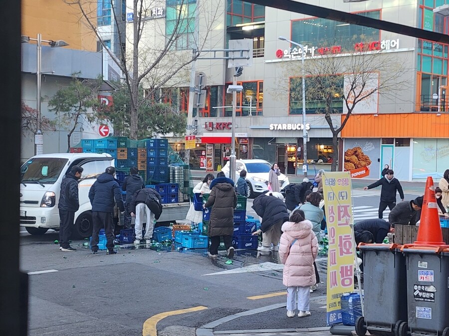 오늘자 지나가던 시민들 근황.jpg_1.jpg