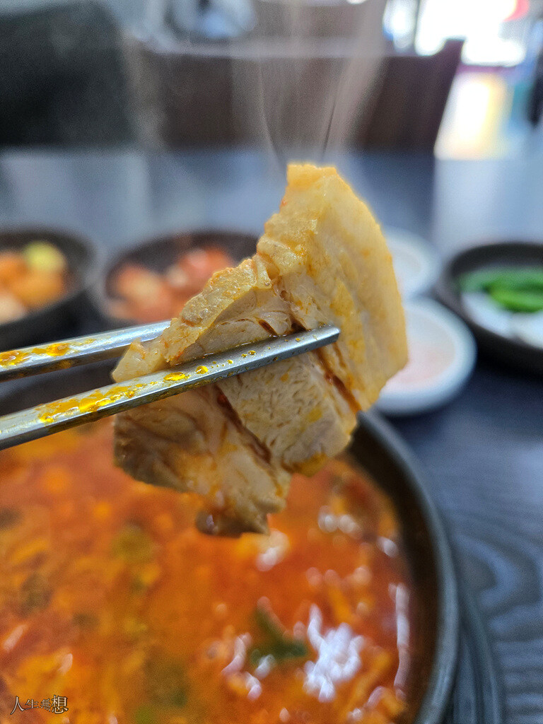 얼큰 돼지국밥, 풀(Full) 토핑 탄탄면._2.jpg