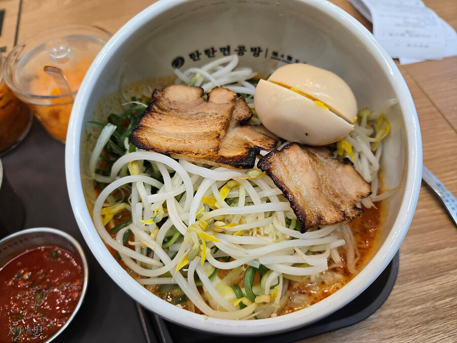 얼큰 돼지국밥, 풀(Full) 토핑 탄탄면._8.jpg