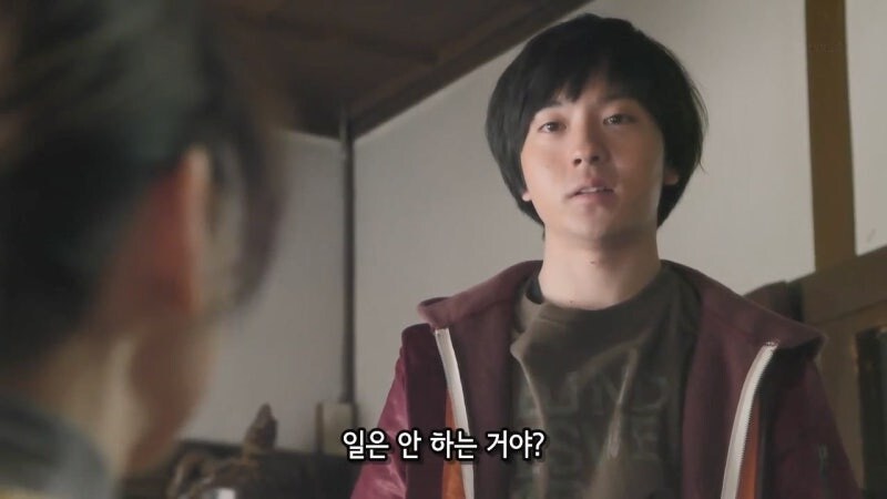 이런시간에 일도 안하고 남자들이랑 노가리 까고 있는거야 아줌마?_10.jpg