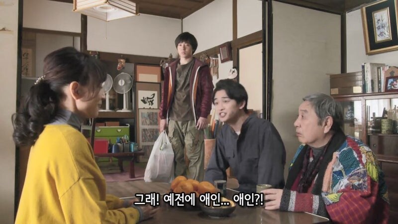 이런시간에 일도 안하고 남자들이랑 노가리 까고 있는거야 아줌마?_16.jpg