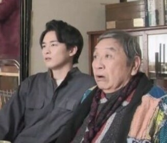 이런시간에 일도 안하고 남자들이랑 노가리 까고 있는거야 아줌마?_26.jpg