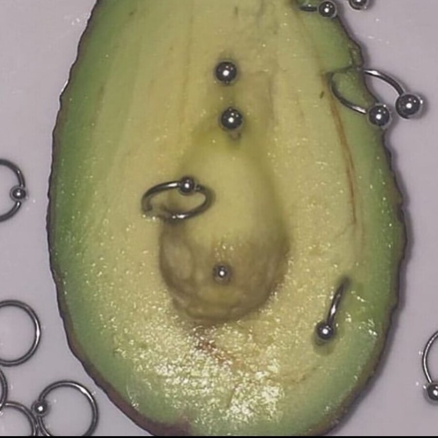 수 많은 사람들의 손을 거친 아보카도_1.jpg