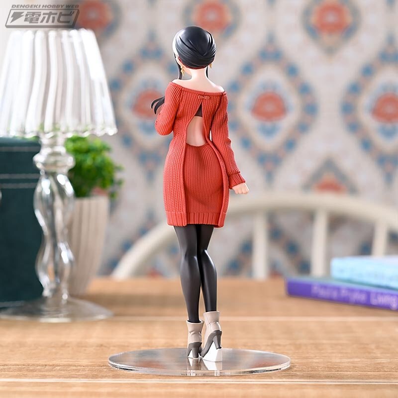 스파패) 의외로 파격적인 의상을 입고 있는 요르_1.jpg