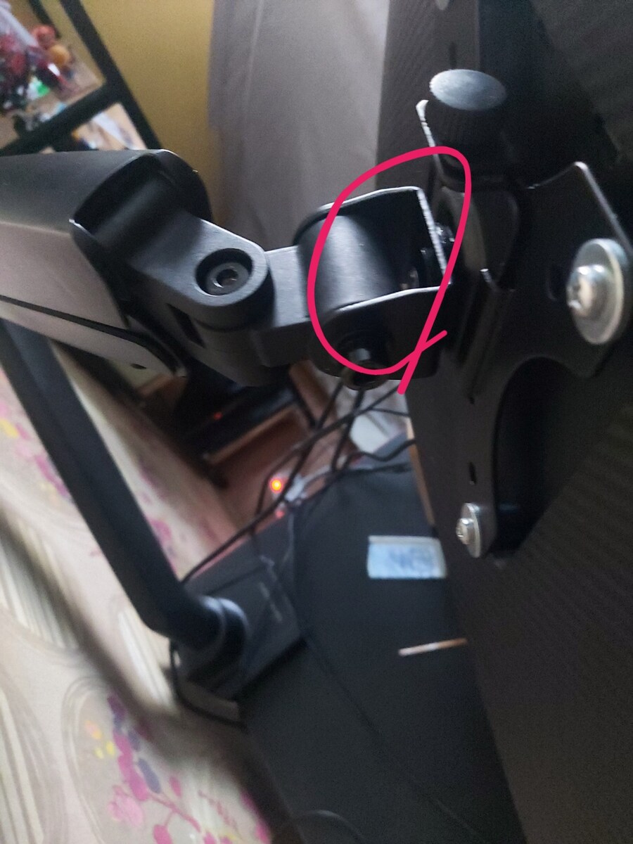 모니터 암을 이번에 처음 구매해봤는데 이거 원래 이런가요??_1.png