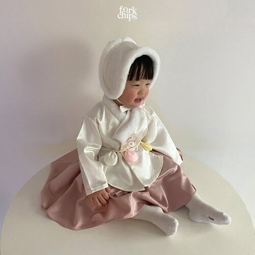 잘못된 착용법이 대중화 되어버린 전통 한복 방한구_2.jpg