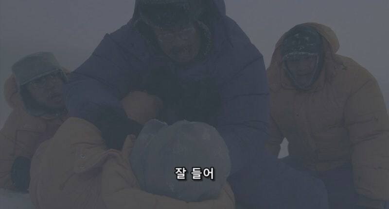 남극기지에서 도망치는 동료를 쫓는 남자들_13.jpg