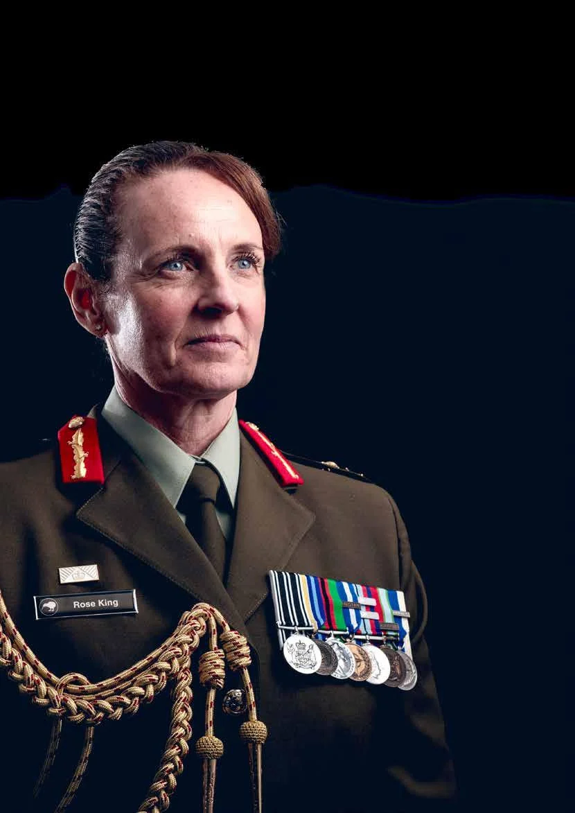 뉴질랜드 왕립 육군참모총장에게 축하하는 모습_1.webp