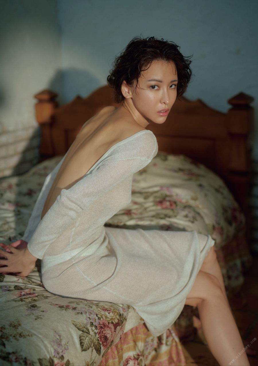 나츠키 세나 사진집 SILK of the MOON_5.png