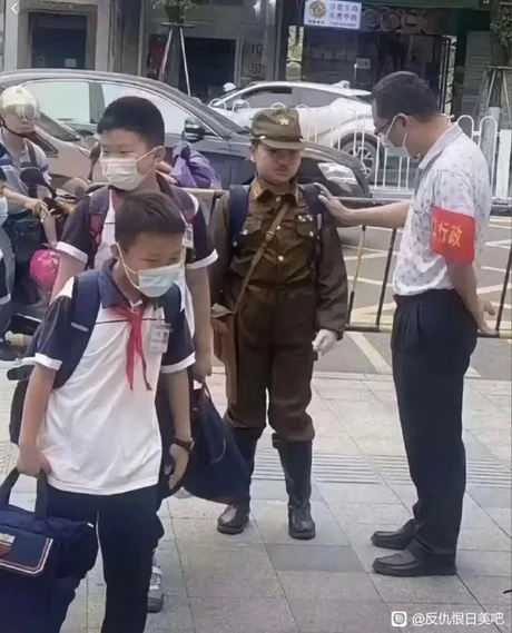 군인 코스하고 학교 온 아이...._1.webp