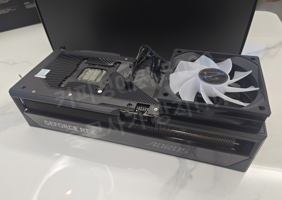 기가바이트 RTX5090 어로스 마스터 개봉기 [5090어마]_11.jpg
