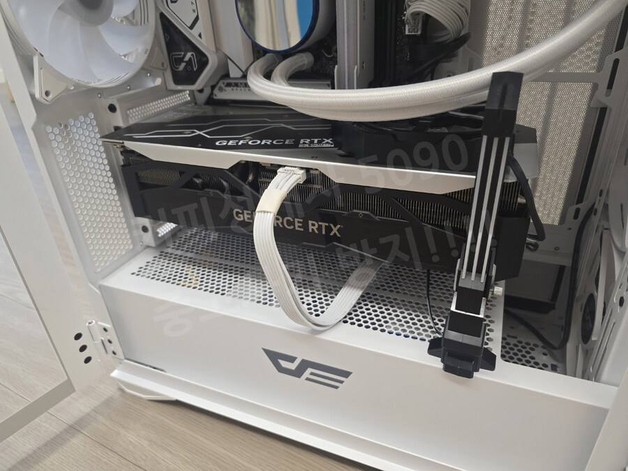 기가바이트 RTX5090 어로스 마스터 개봉기 [5090어마]_12.jpg