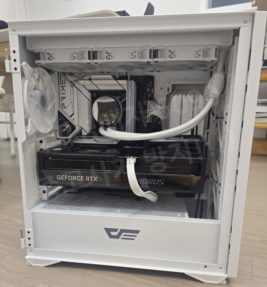 기가바이트 RTX5090 어로스 마스터 개봉기 [5090어마]_13.jpg