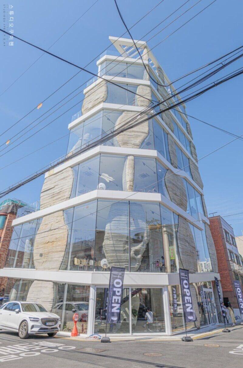 꽤 위험해 보이는 리얼돌 카페...jpg_2.jpg