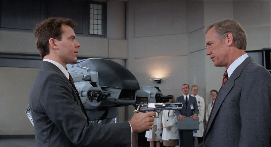 영화 로보캅에서 생각해보면 기묘한 장면_2.png