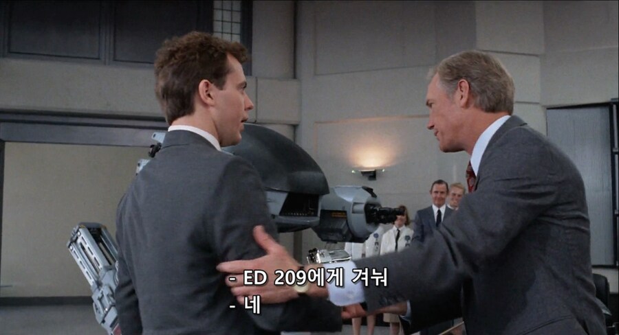 영화 로보캅에서 생각해보면 기묘한 장면_3.png