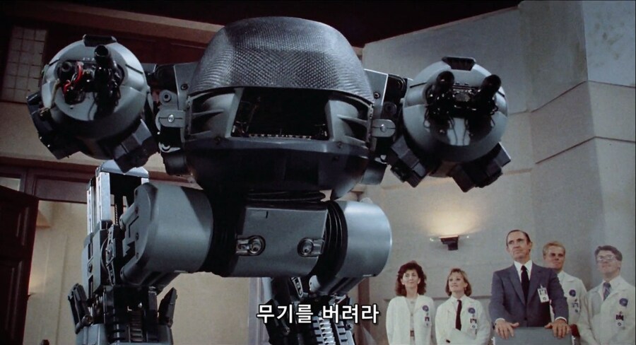 영화 로보캅에서 생각해보면 기묘한 장면_5.png