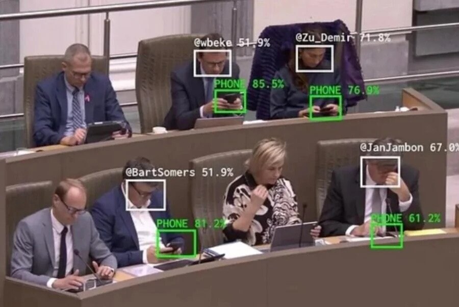 AI가 도입 된 벨기에 국회 풍경_1.jpg