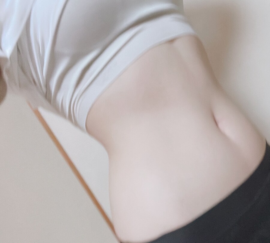 주말 아침에 보기좋은 매끈하고 유연한 여자 복근_1.jpg