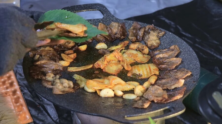 -5°C에 텐트에서 한국식 바베큐 하겠다는 외국인_17.jpg