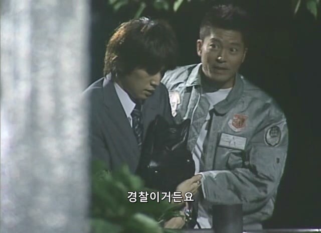 길 가던 무고한 시민을 붙잡아서 강도로 만든 형사_2.jpg