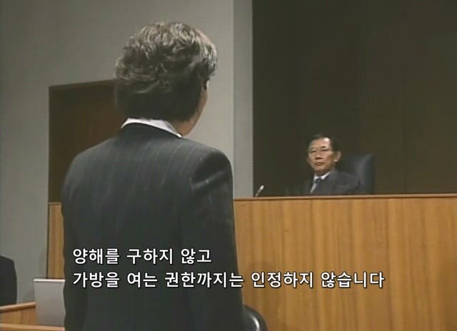길 가던 무고한 시민을 붙잡아서 강도로 만든 형사_14.jpg
