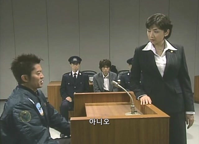 길 가던 무고한 시민을 붙잡아서 강도로 만든 형사_18.jpg