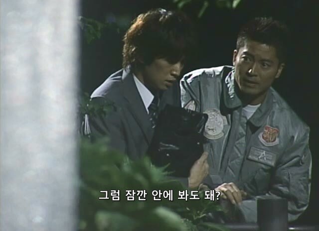 길 가던 무고한 시민을 붙잡아서 강도로 만든 형사_24.jpg