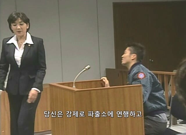 길 가던 무고한 시민을 붙잡아서 강도로 만든 형사_38.jpg