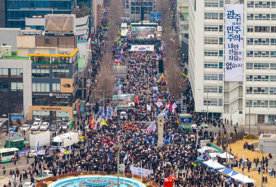 [사진] "윤석열 OUT" 외친 광주시민들_4.jpg