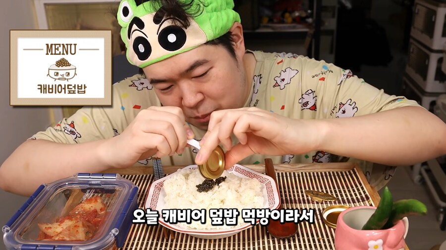 인생 첫 캐비어 먹방 하는 유튜버.jpg_38.png