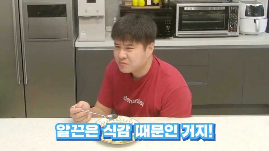 고작 오무라이스 만들다가 나락갈뻔한 유튜버_4.jpg