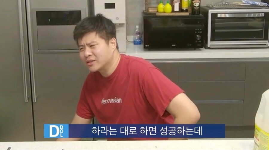 고작 오무라이스 만들다가 나락갈뻔한 유튜버_10.jpg