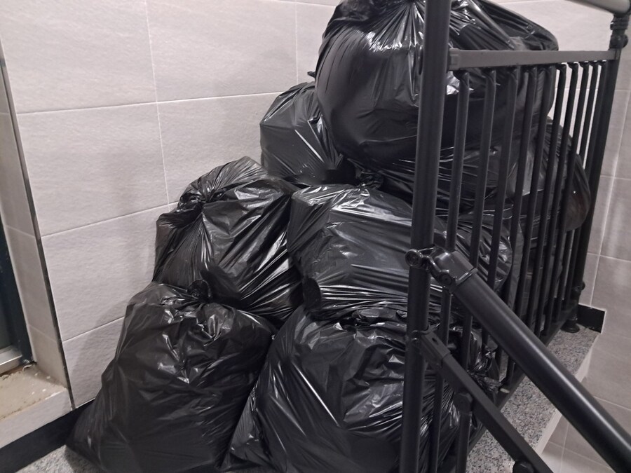 약혐) 씨이발 며칠전부터 복도에서 누가 담배피는거 같더니_1.jpg