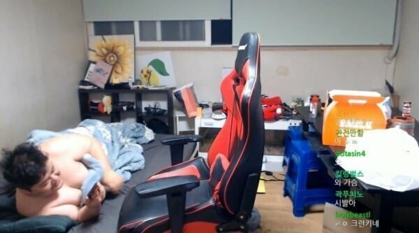 모 BJ 방송중 커다란 가슴골 노출.jpg_2.jpg